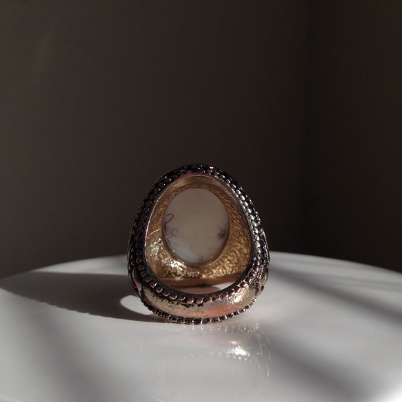 Vintage white marble style ring- size 8 - Picture 4 of 4